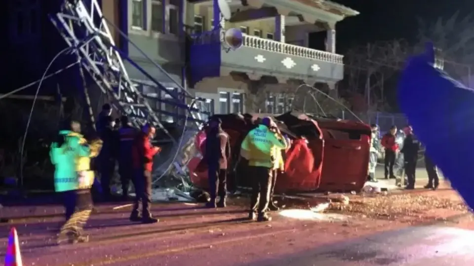 Amasya'da feci kaza! Yüksek gerilim direğine çarptı, köy bir anda karanlığa gömüldü!