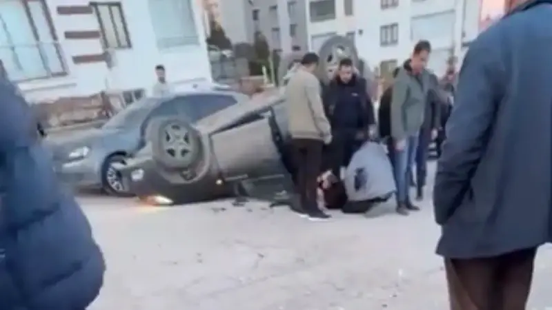 Elazığ'da çarpışan otomobillerden biri ters döndü: Yaralılar var