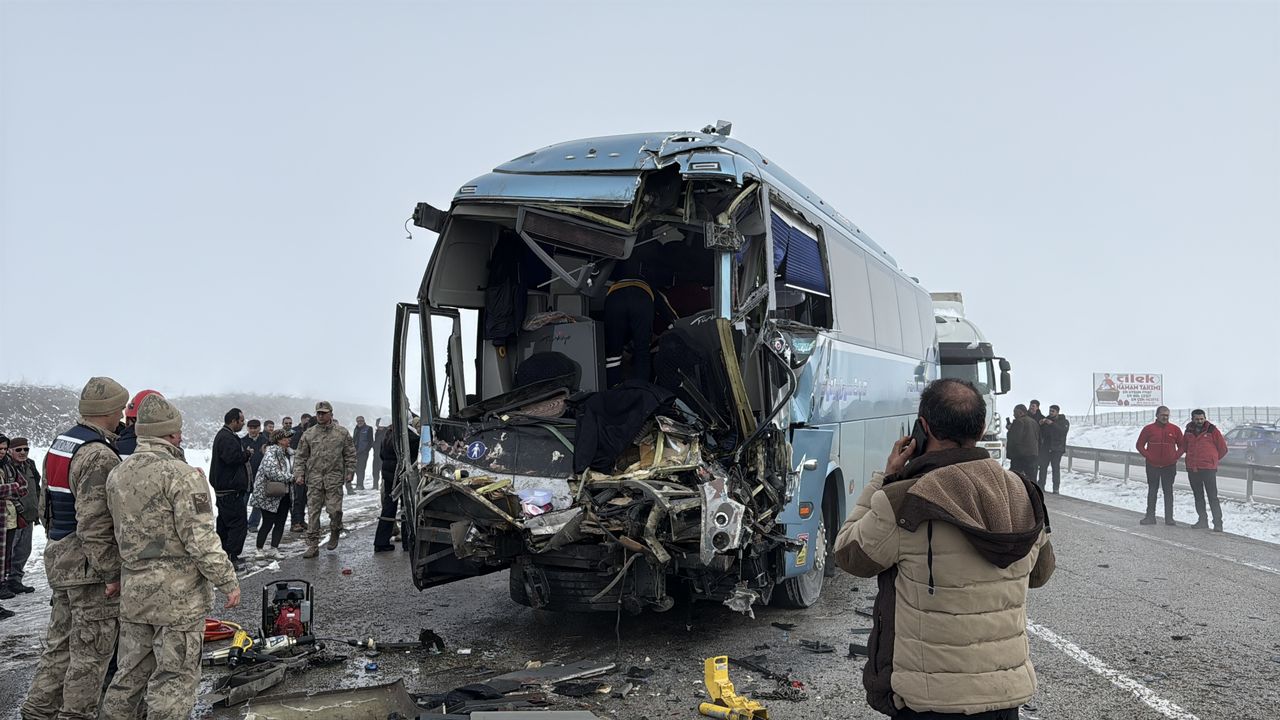 Erzurum Aşkale'de feci trafik kazası: 1 ölü, 4 yaralı