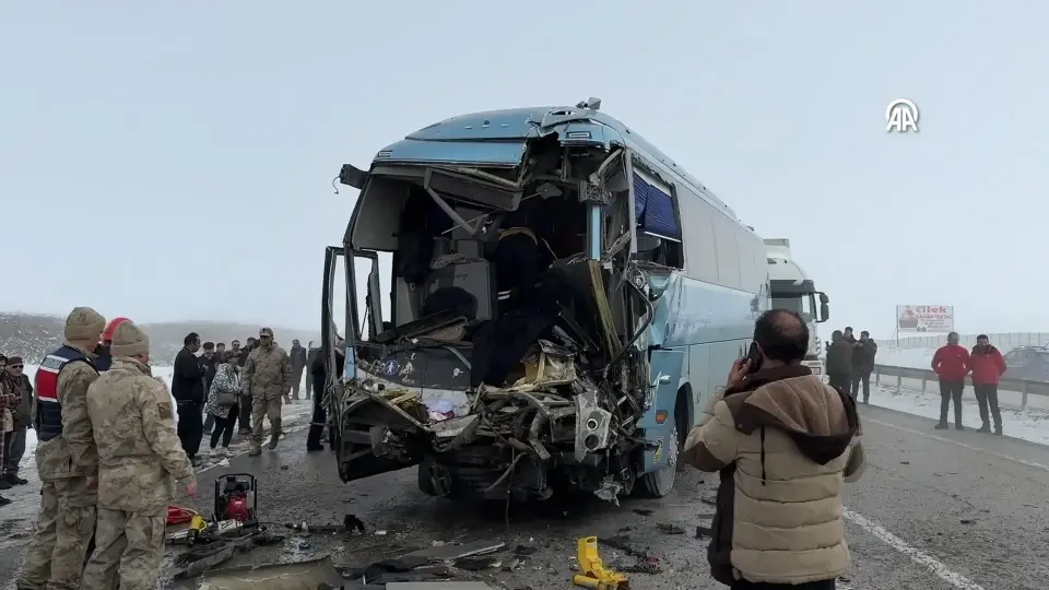 Erzurum-Erzincan Kara Yolunda Feci Kaza: İran Otobüsü Ve Tırlar Çarpıştı