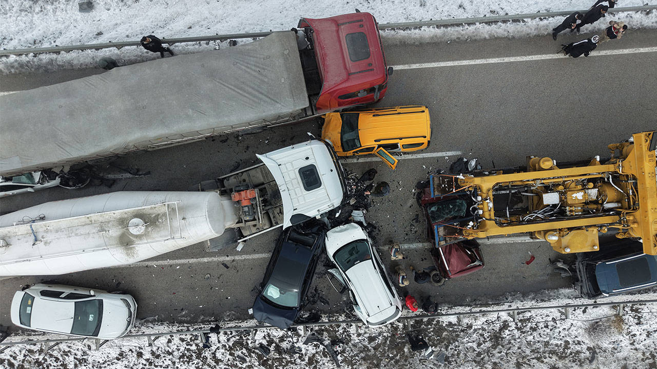 Erzurum'da aynı gün, aynı mevkide iki farklı zincirleme trafik kazası: Yaralılar var