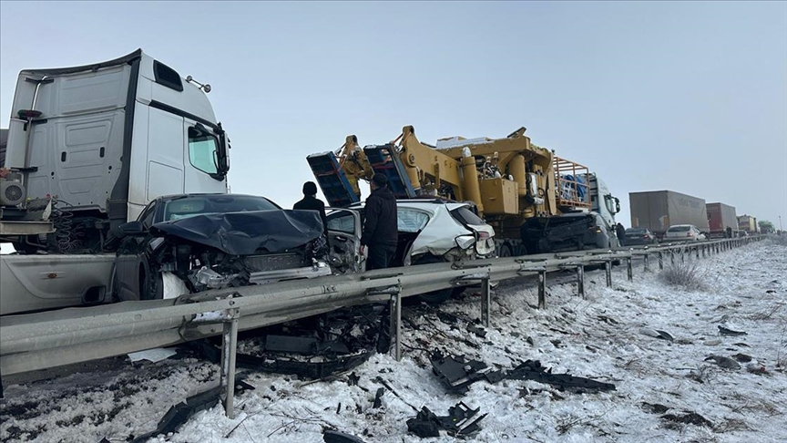 Erzurum’da iki zincirleme trafik kazasında 1 kişi hayatını kaybetti, 31 kişi yaralandı