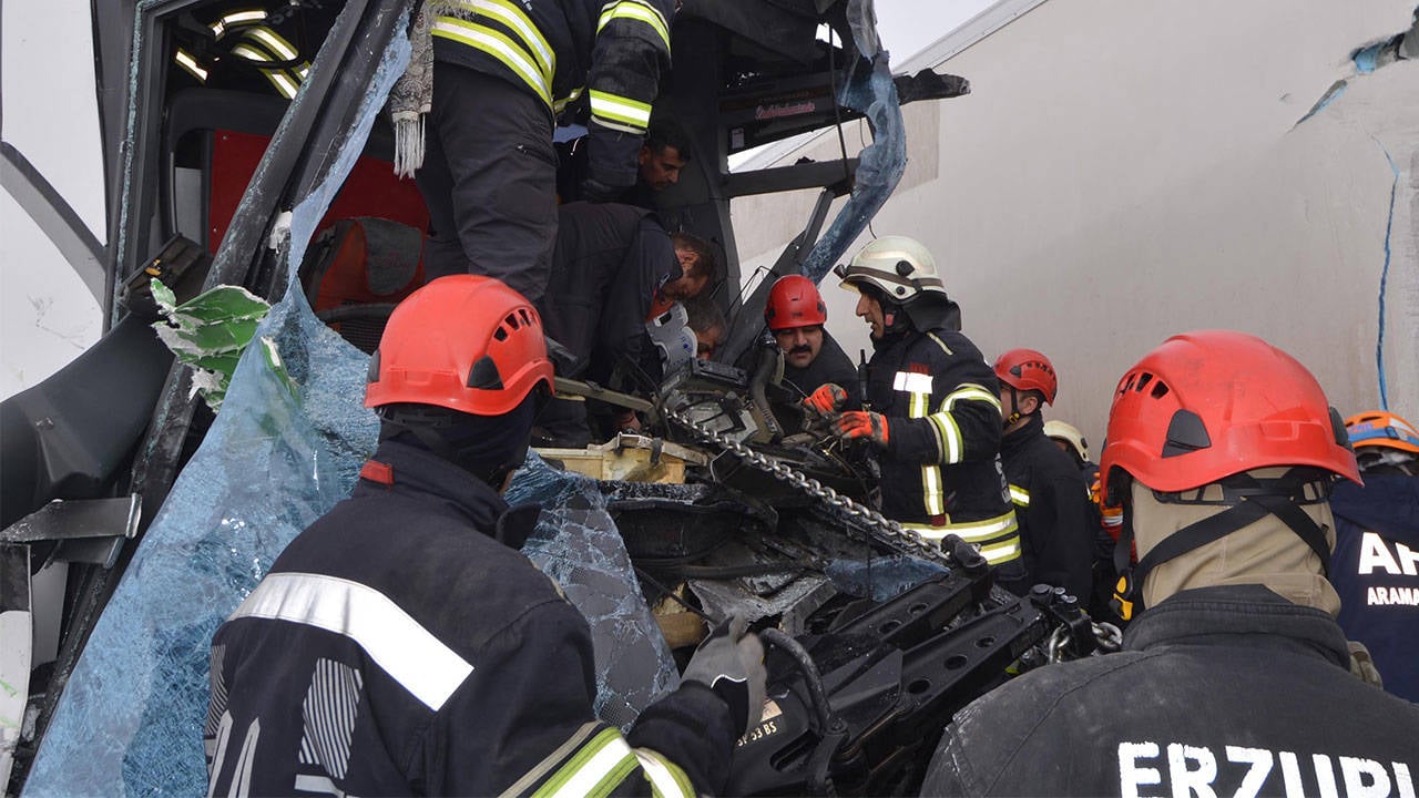 Erzurum'da zincirleme kaza: 11 araç birbirine girdi, kara yolu ulaşıma kapatıldı