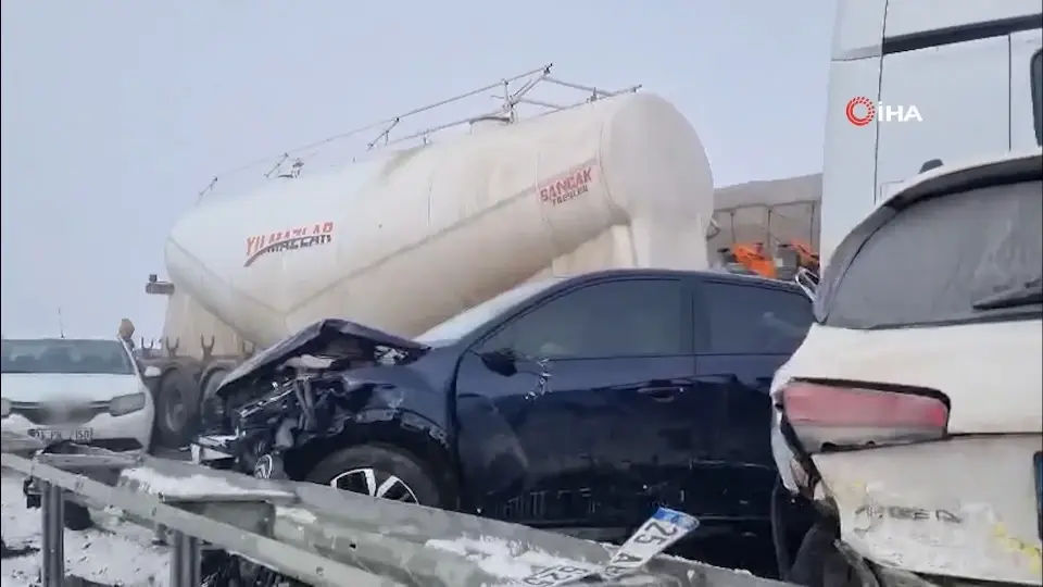 Erzurum'da Zincirleme Trafik Kazası: 8 Kişinin Durumu Ağır