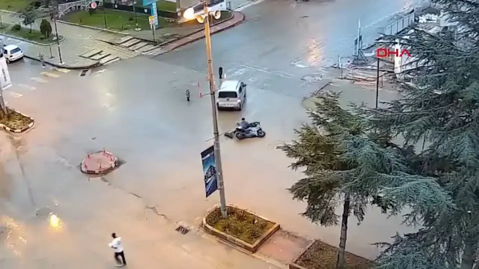 Merzifon’da Motosiklet Kazası Kamerada: 2 Kişi Yaralandı