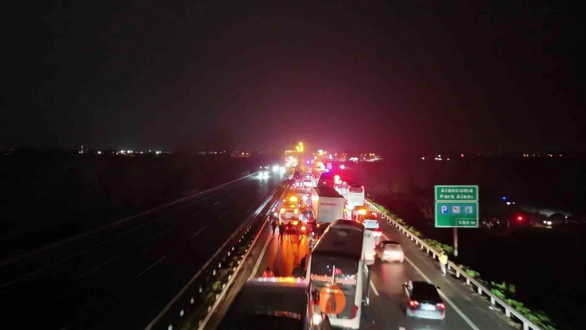 Sakarya Erenler'de 16 Araçla Gerçekleşen Zincirleme Kazada 13 Yaralı Bulundu