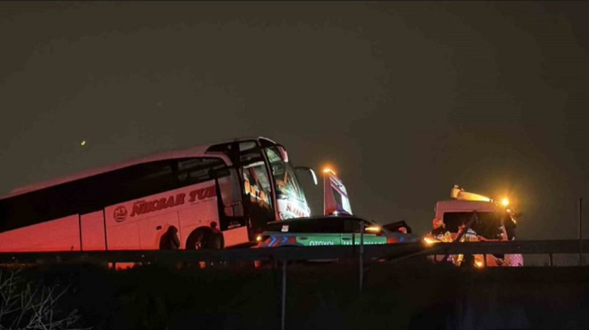 Sakarya’da 16 aracın karıştığı zincirleme kazada 4’ü ağır 13 yaralı