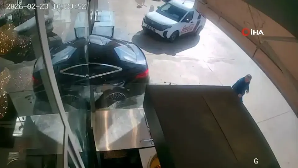 Ankara'da trafik kazası: Araç iş yerine böyle girdi