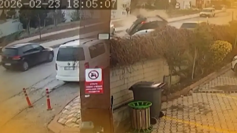 Elazığ’da trafik kazası kamerada: Otomobil ters döndü