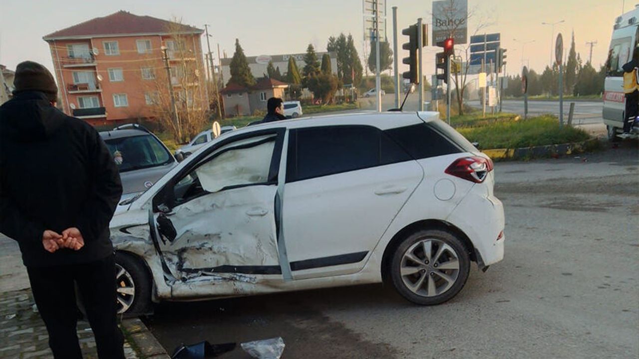 Ferizli Gölkent Sapağı’nda ambulans kazası: 3 yaralı