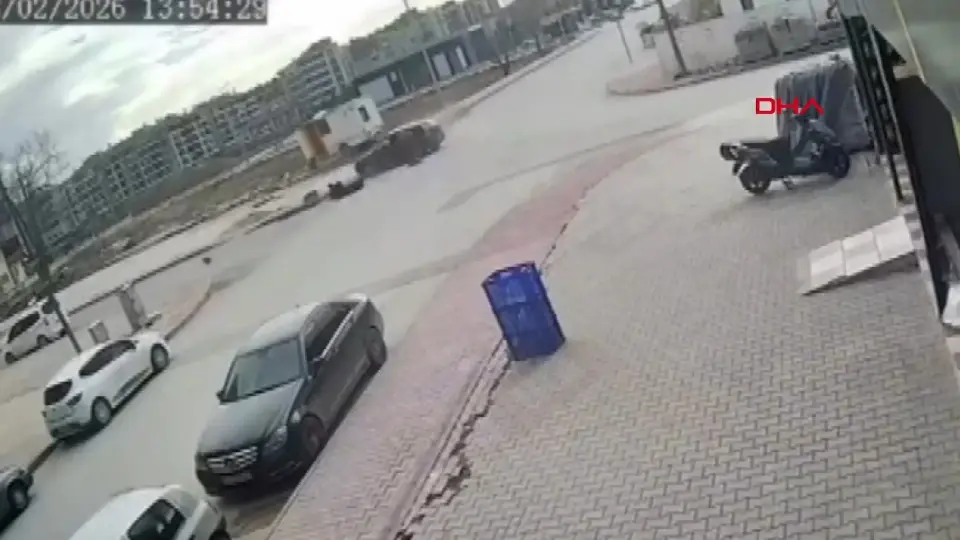 Karatay’da otomobil çarptı, motosiklet yayaya savruldu