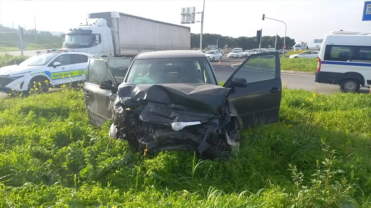Manisa'da Trafik Kazası: İki Sürücü Yaralandı