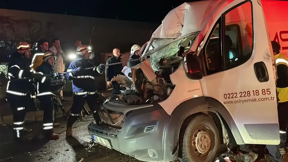 Eskişehir Odunpazarı’nda feci kaza: Tıra çarpan minibüste iki ağır yaralı