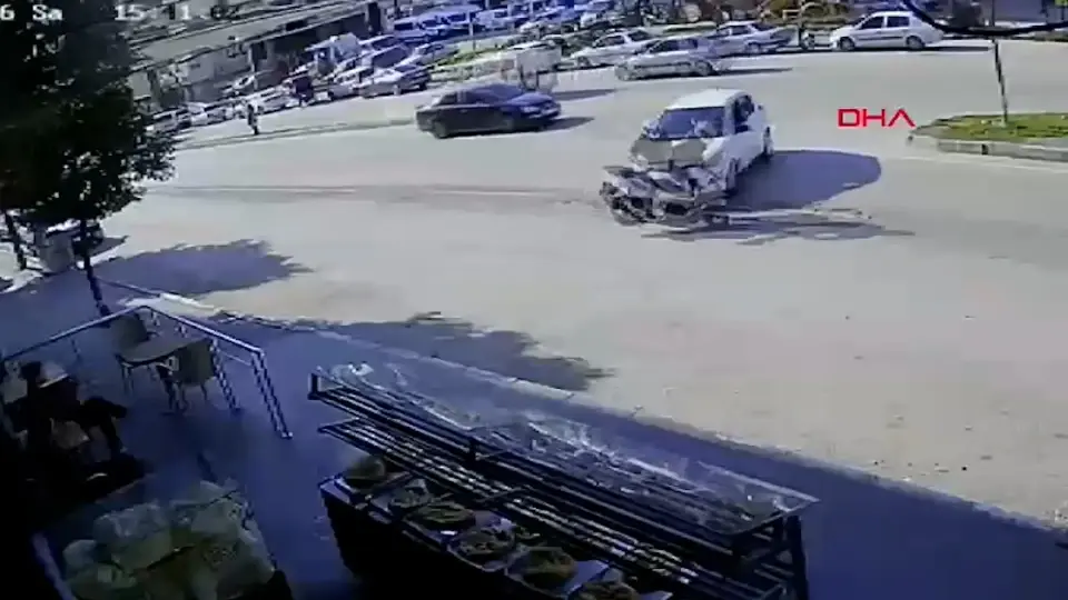Kavşakta otomobil ile motosiklet çarpıştı, kaza kamerada