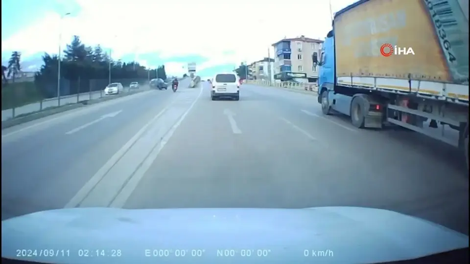 Motosiklete çarpmamak için manevra yaptı, refüje çıktı