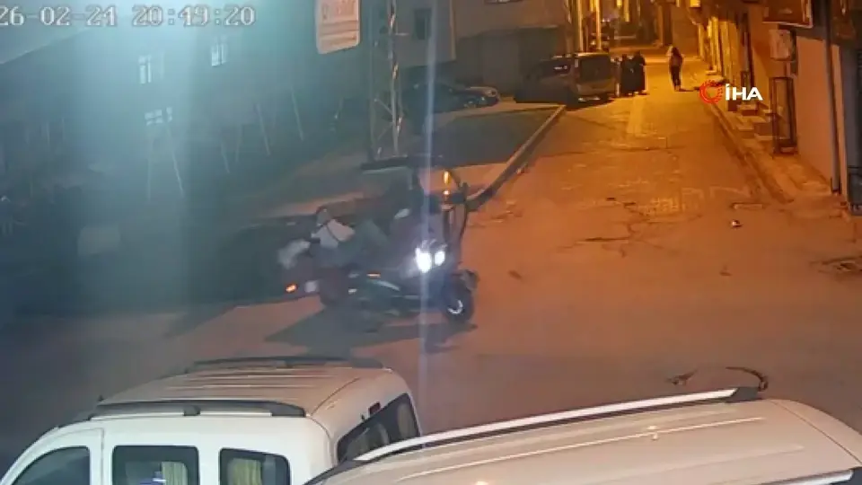Üç tekerlekli motosiklet ile çarpıştı: Kaza anı kamerada
