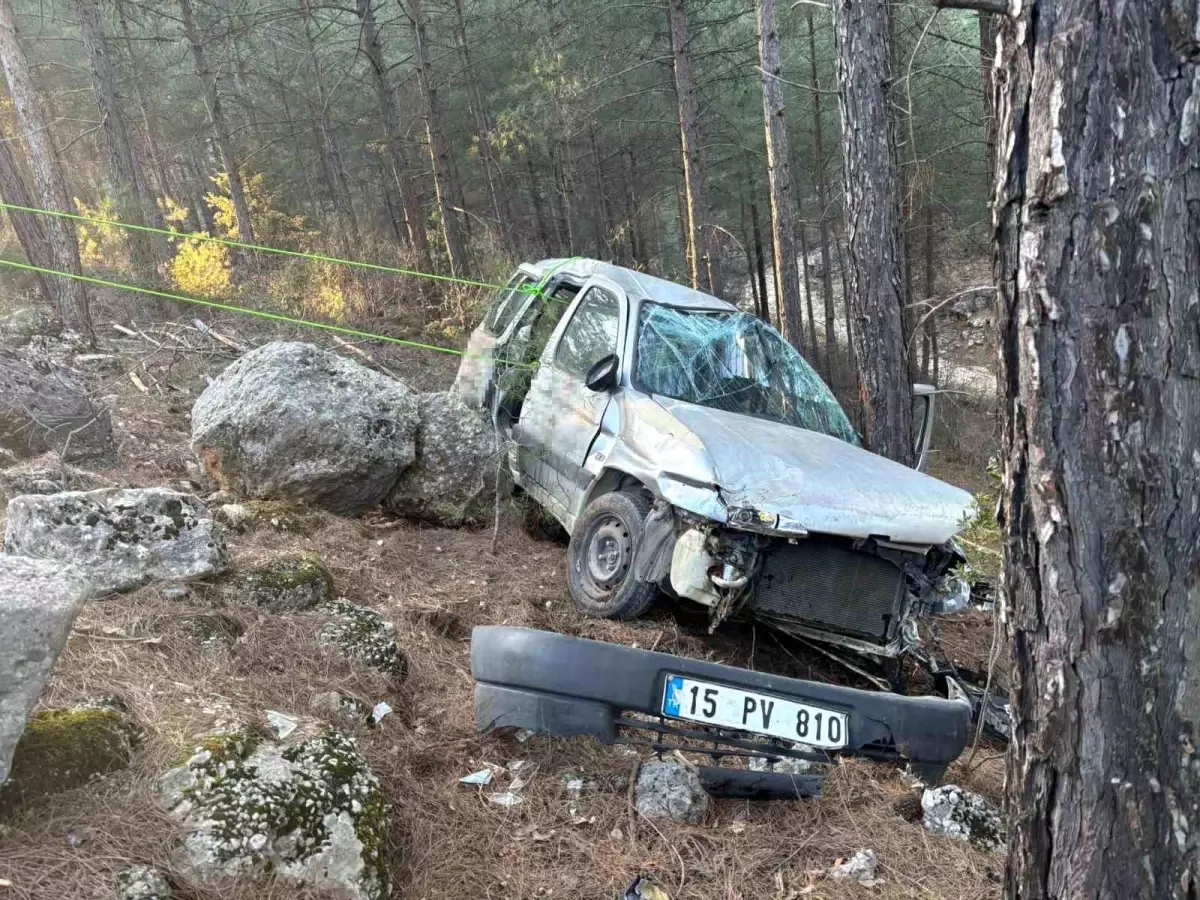Bucak'ta Trafik Kazası: 3 Yaralı
