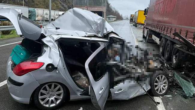 Artvin'de feci kaza! Otomobil, TIR'a çarptı: 2 ölü, 1 yaralı