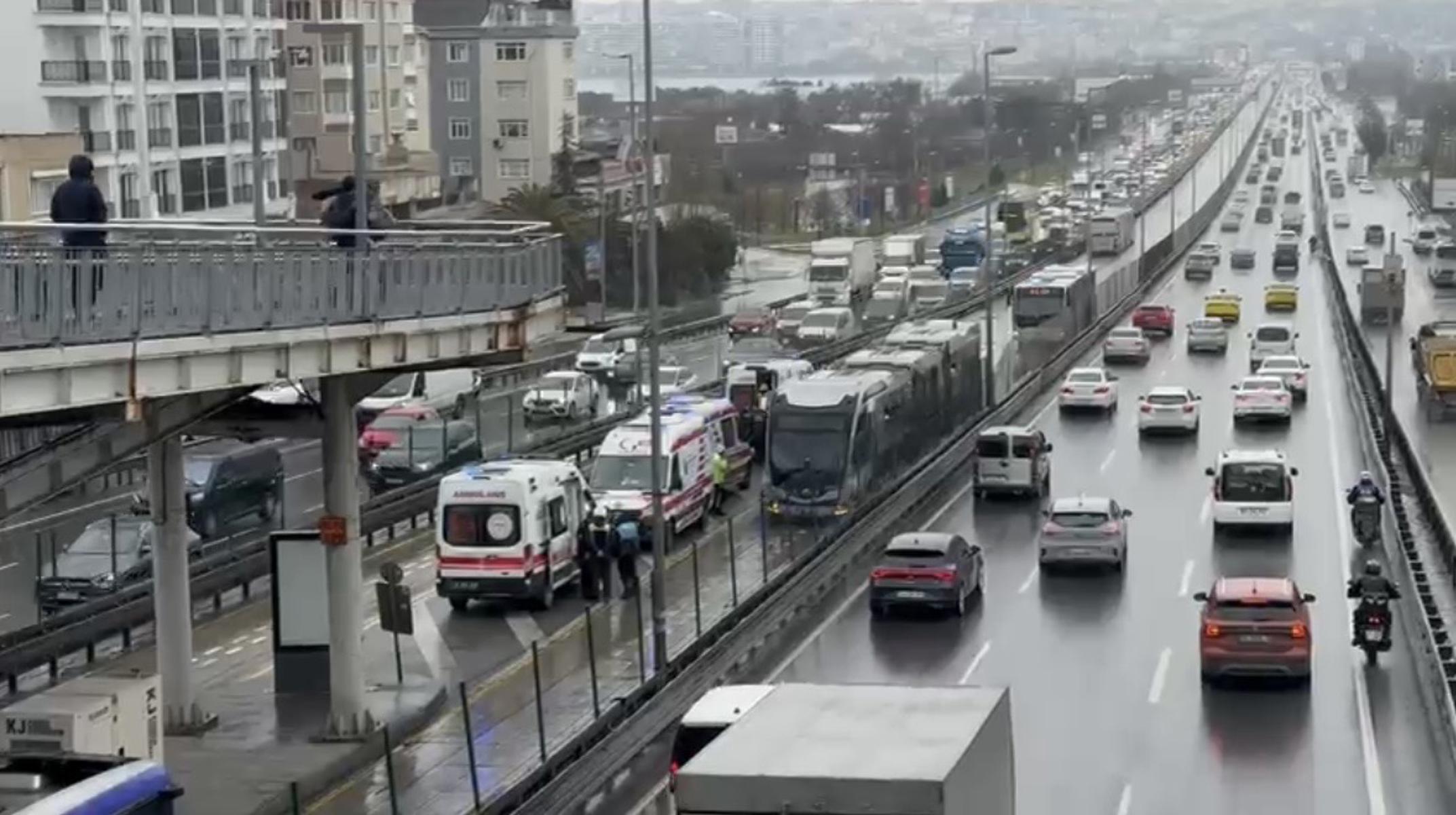 Avcılar'da metrobüs kazası. Yaralılar var