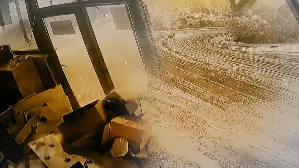 Bingöl-Elazığ yolunda korkutan kaza: Araç lokantaya girdi