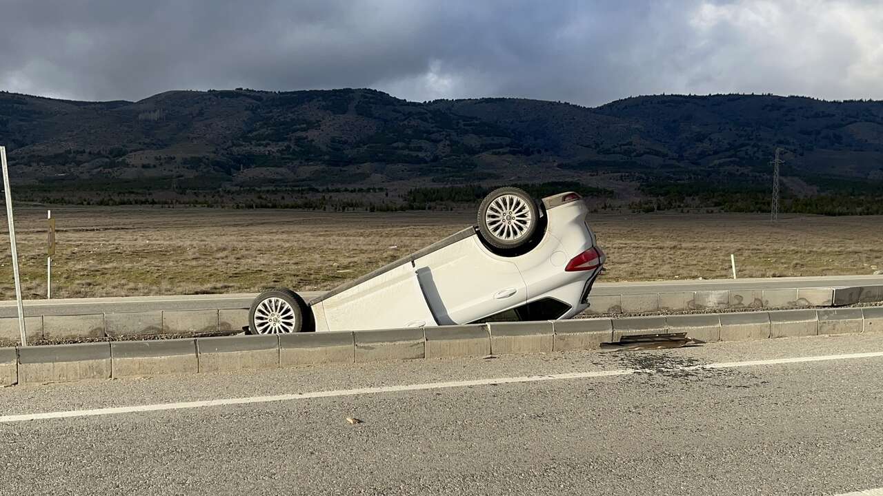 Eskişehir’de trafik kazası: otomobil refüje devrildi