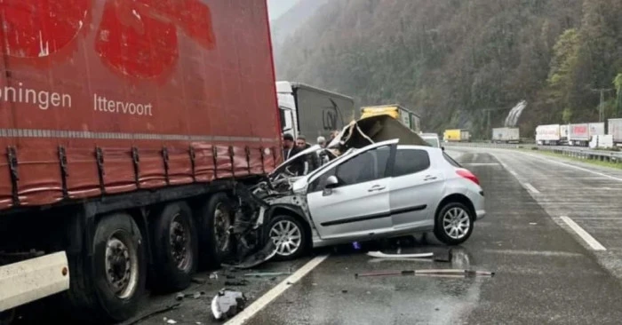 KARADENİZ SAHİL YOLUNDA FECİ KAZA 2 ÖLÜ 1 YARALI