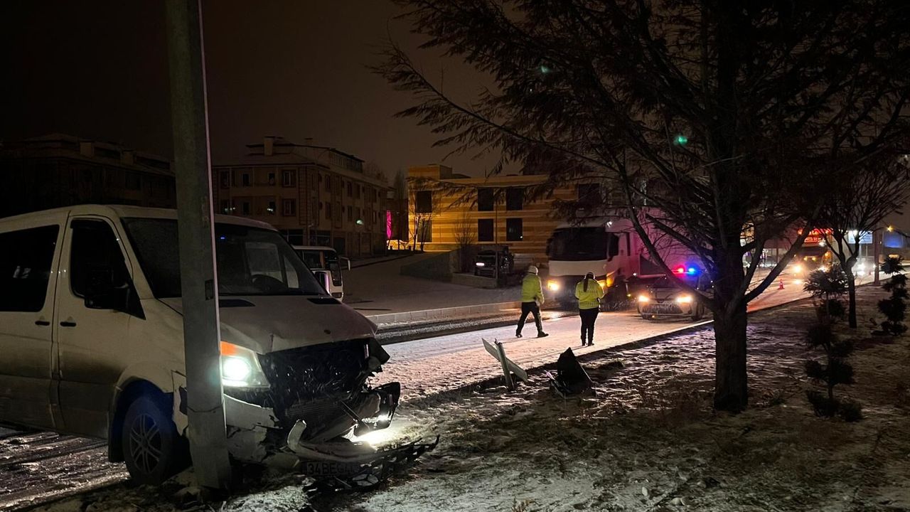 Kütahya-Afyon yolunda buzlanma kazası: Araç direğe saplandı