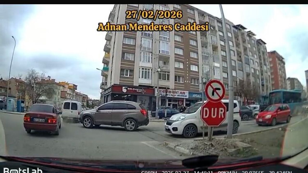 Kütahya’da kavşakta tehlikeli çarpışma