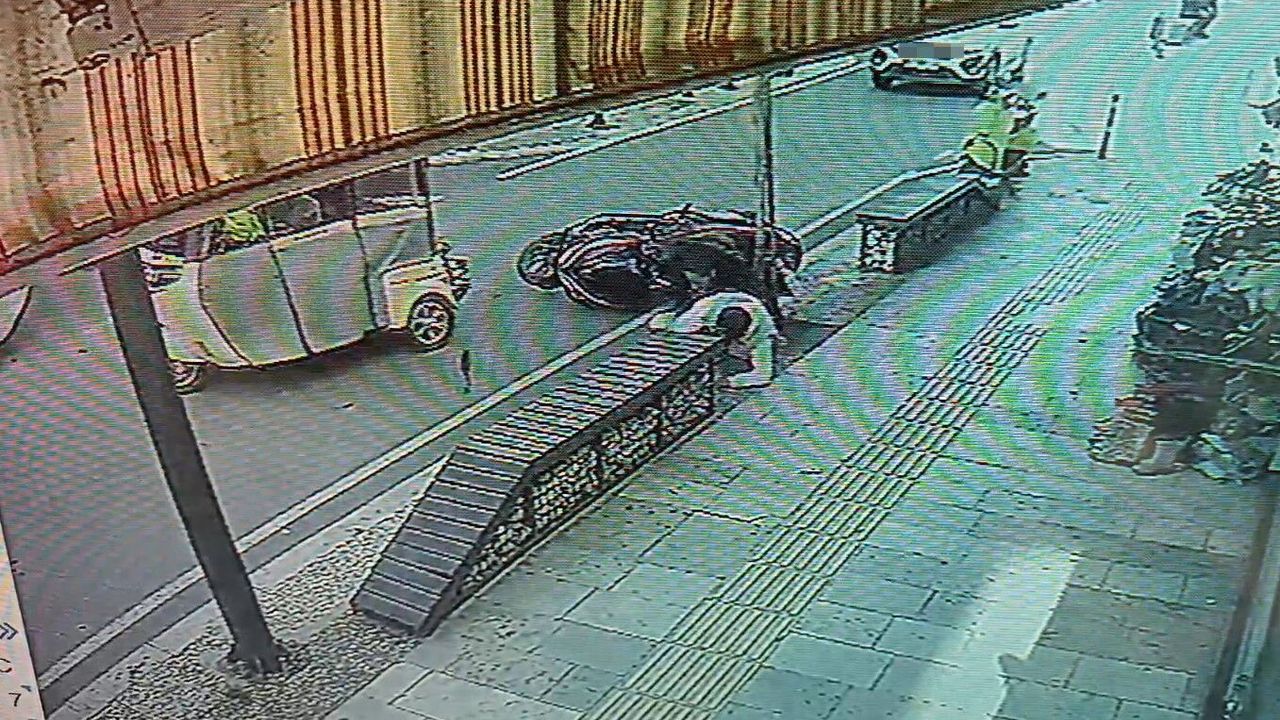 Antalya'da 100 metre arayla motosikletlileri yola savuran iki kaza