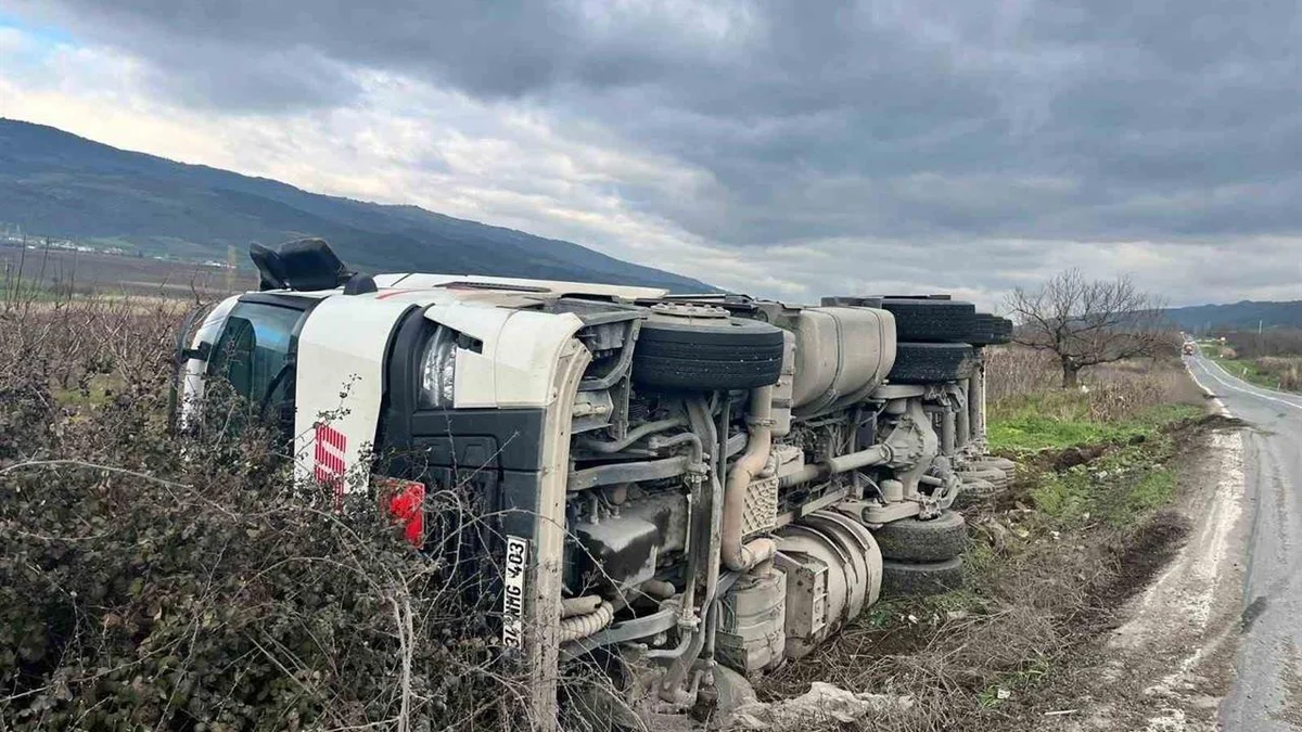 Bilecik Osmaneli'nde Tırın Şarampole Devrilmesi Sonucu Trafik Kazası Meydana Geldi