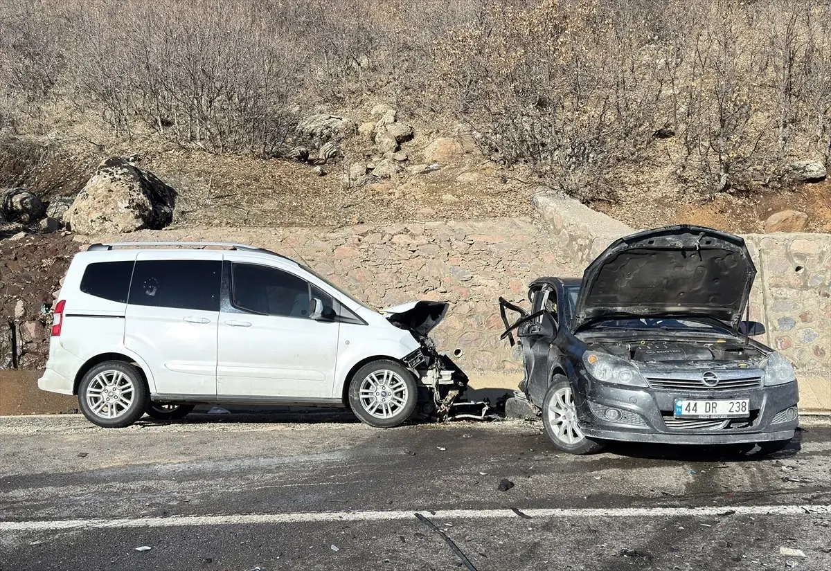 Bingöl'de Trafik Kazası: 2 Ölü, 3 Yaralı