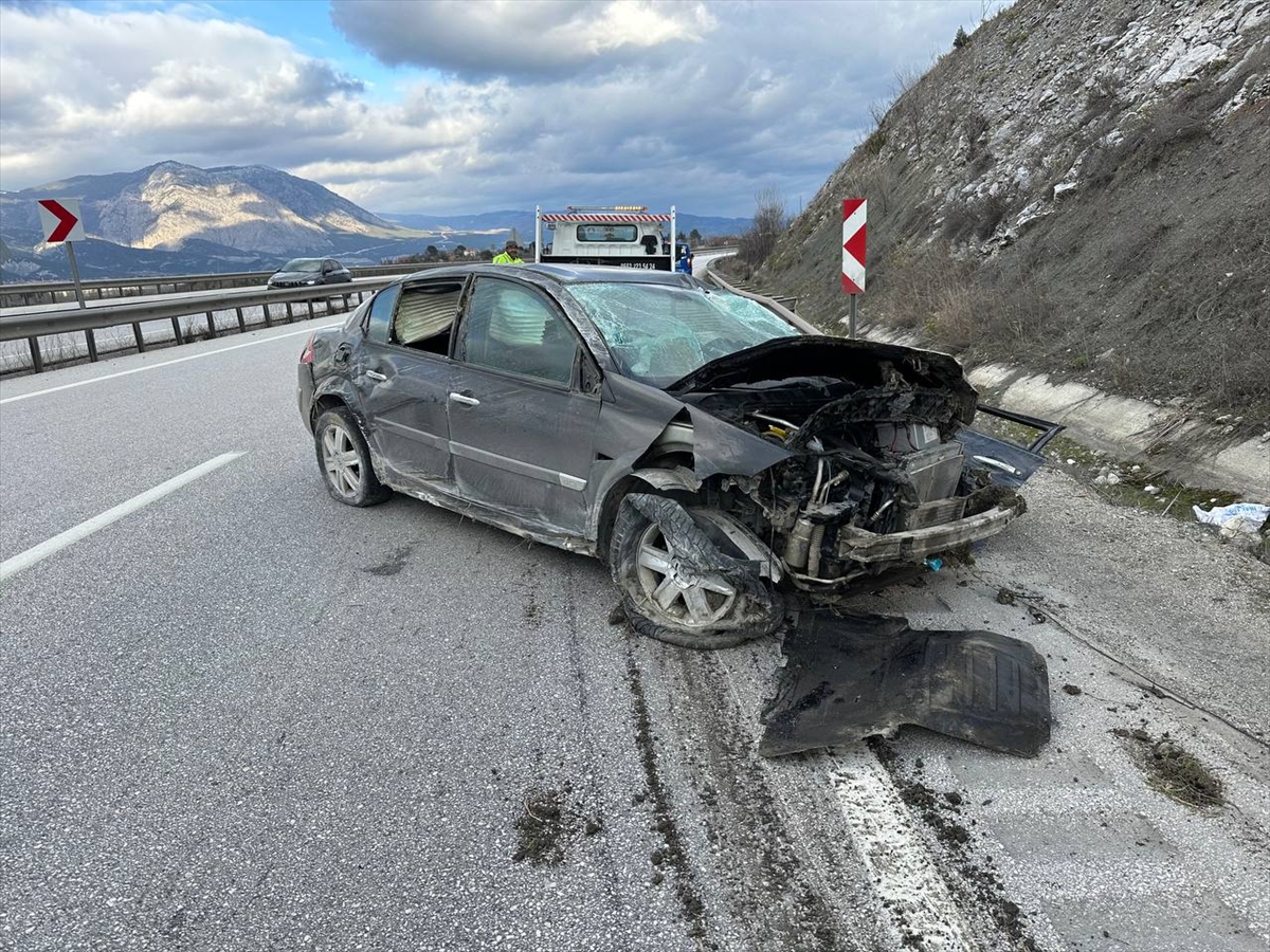 Çorum'da refüje çarpan otomobildeki 5 kişi yaralandı