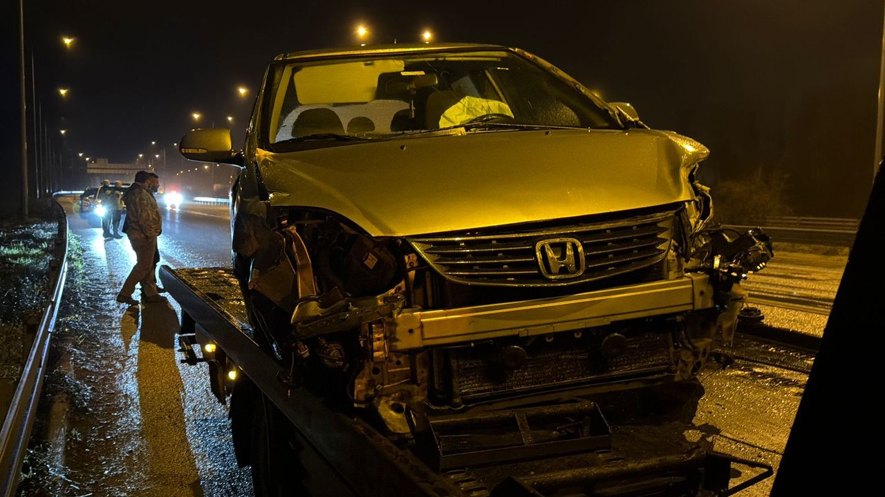 Düzce Anadolu Otoyolu'nda aracın bariyere çarptığı trafik kazasında 1 ağır yaralı