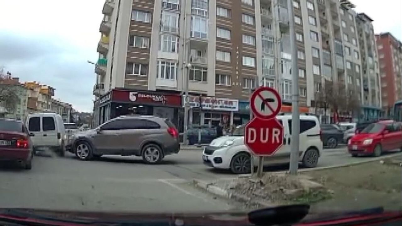 İki aracın çarpışması kameralara yansıdı