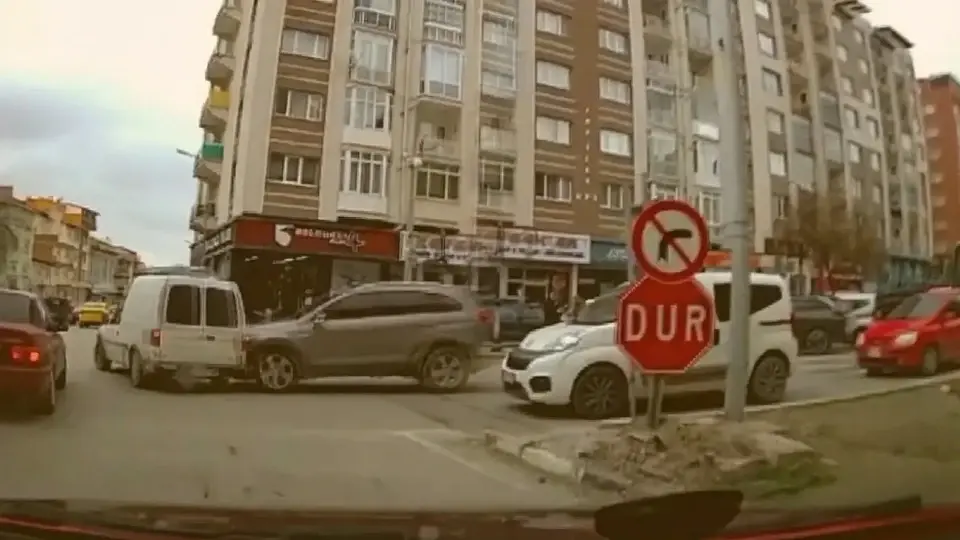 Kütahya’da kavşakta trafik kazası: Araç kamerası kaydetti