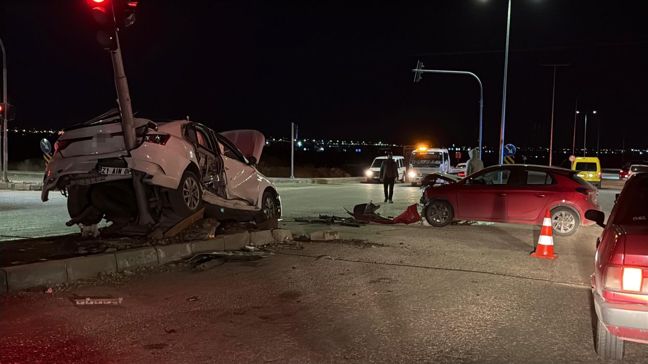 İki Otomobil Kafa Kafaya Çarpıştı: 3 Yaralı