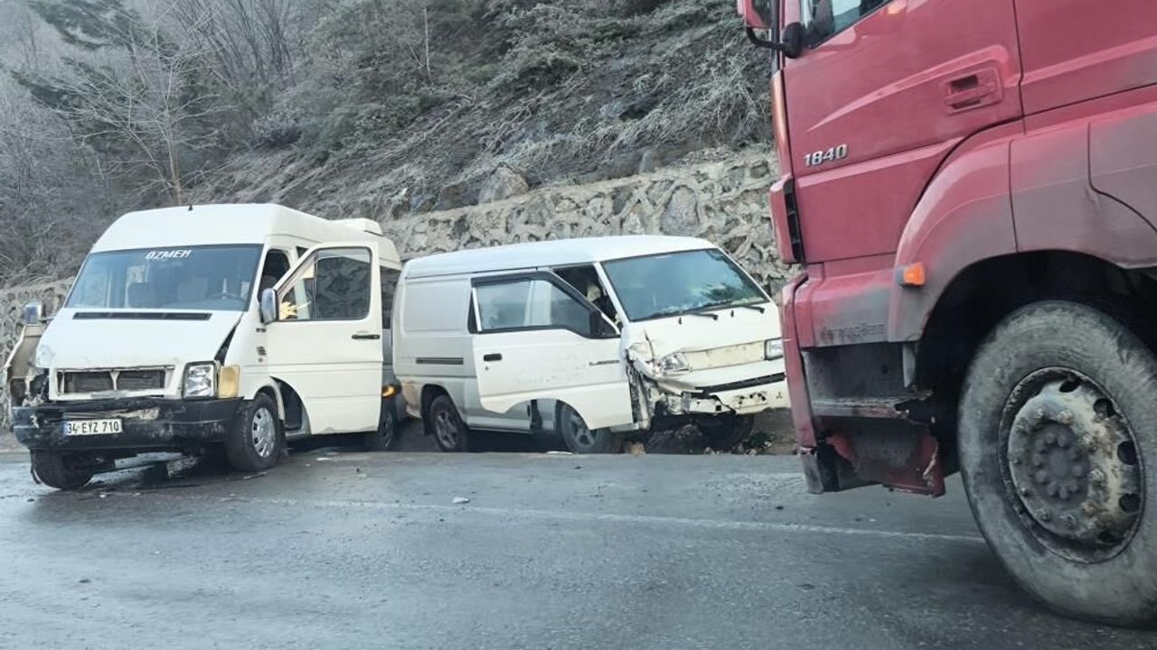 Buzlu yolda zincirleme kaza: Onlarca yaralı var