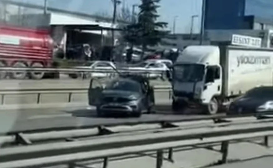 Feniş’te kaza: Otomobil ve kamyon çarpıştı!