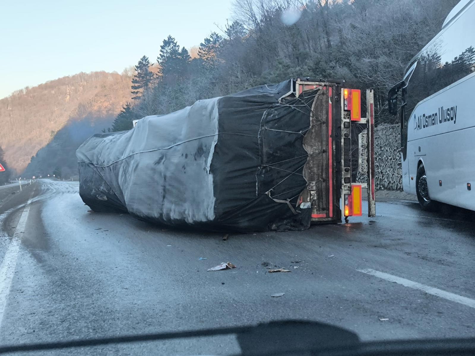 Kara yolunda 3 ayrı kaza: 10 yaralı