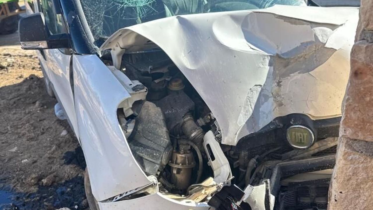 Kaza yapan yakınlarını ziyaretten dönen çift kaza yaptı