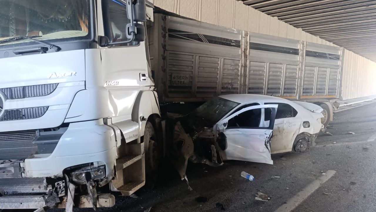 Uşak Özdilek'in bulunduğu bölgedeki Selçuklu köprülü kavşağında feci kaza!