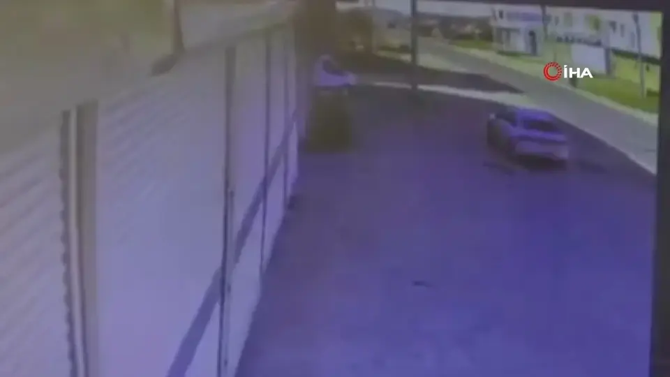 Hız yapan otomobil park halindeki araca çarptı, o anlar kamerada