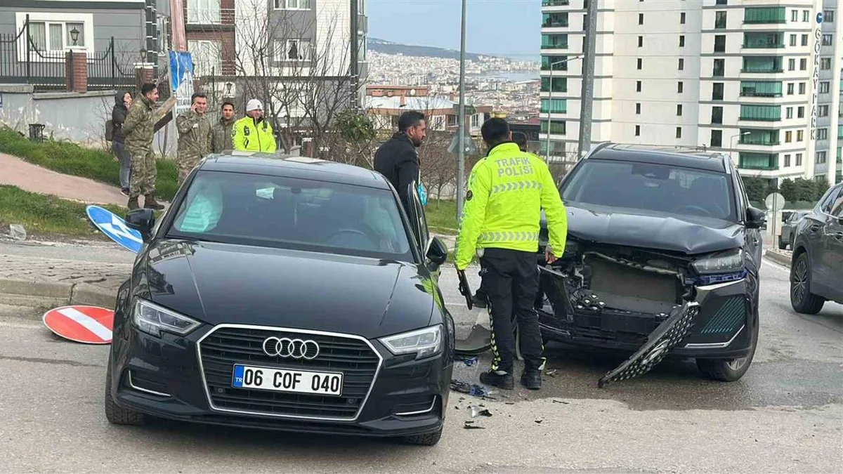 Samsun Atakum'da İki Araç Çarpıştı, Maddi Hasar Oluştu
