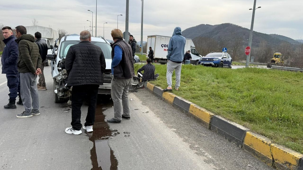 Akçamescit Kavşağı’nda Yine Kaza: Vatandaş Işık İstiyor