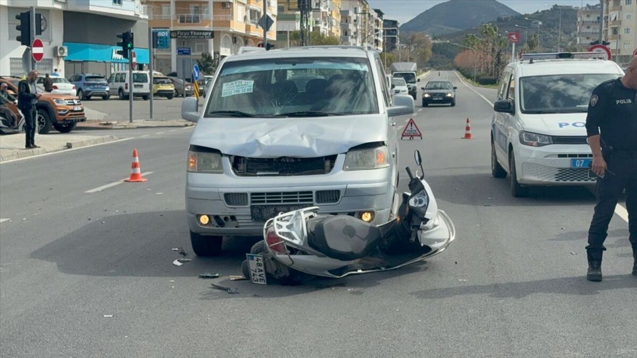 Antalya'da panelvan ile motosikletin çarpıştığı trafik kazasında 1'i ağır 2 yaralı