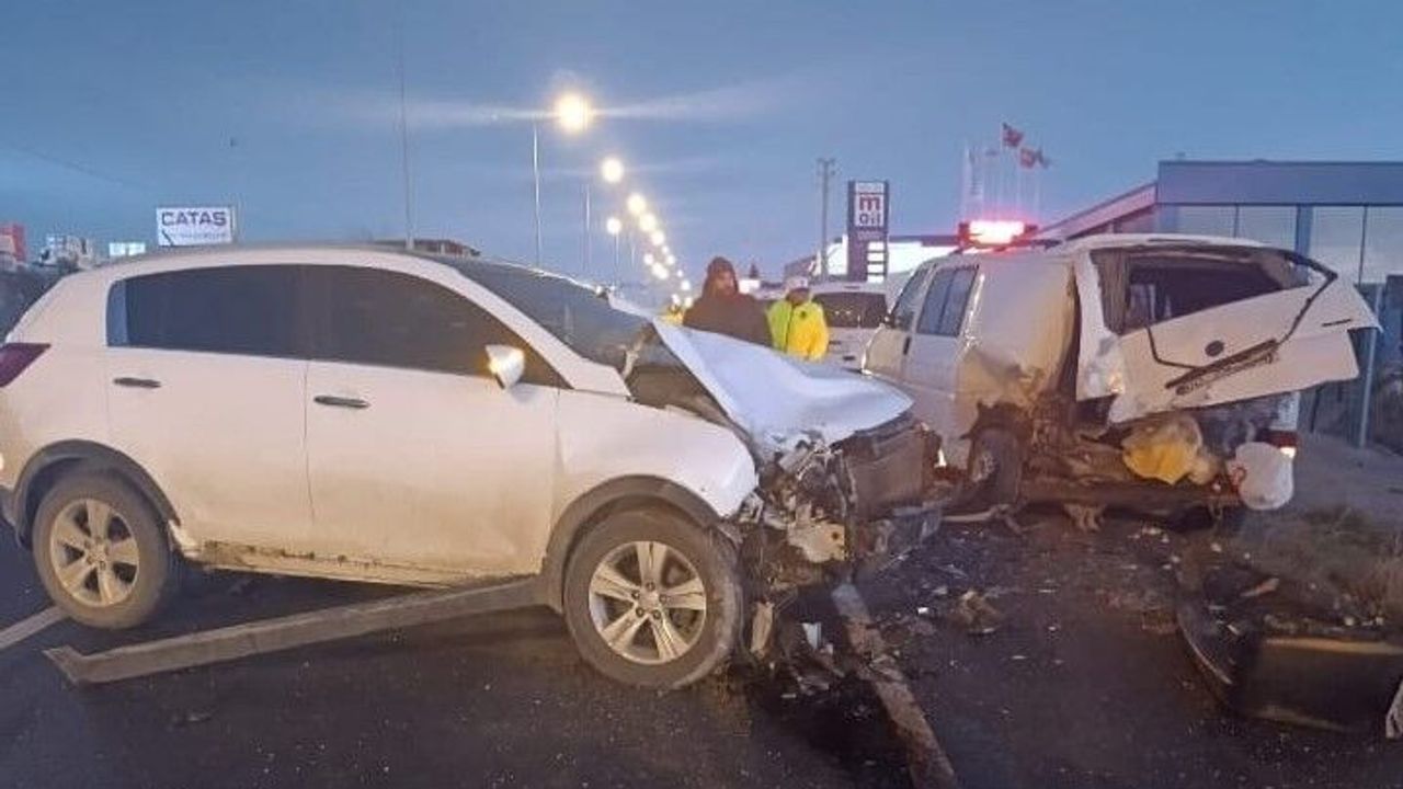 Bafra'da otomobil minibüse çarptı: 1 yaralı