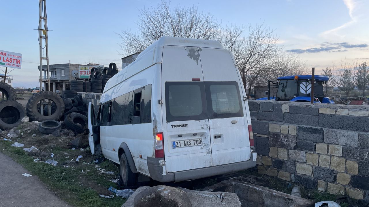 Diyarbakır'da minibüsün bahçe duvarına çarptığı trafik kazasında 10 yaralı