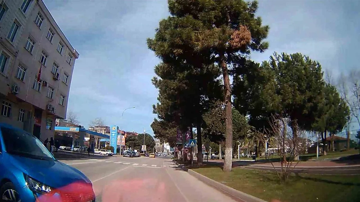 Ordu Ünye'de İki Araç Arasında Kaza Tehlikesi Yaşandı