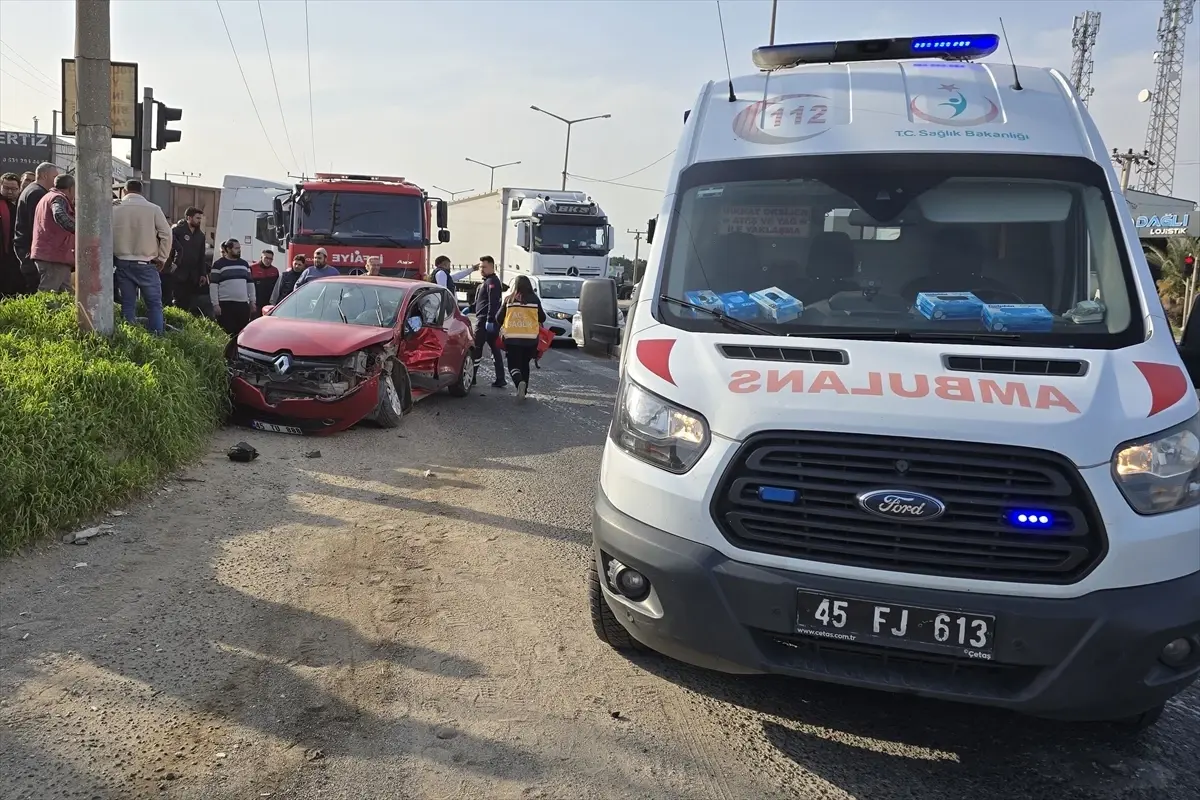 Turgutlu'da Trafik Kazası: 3 Yaralı