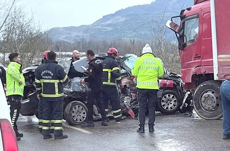 Feci kaza… Polis memuru kamyona çarptı: Ağır yaralandı